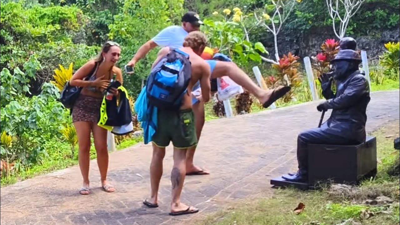 Bule ini marah..!! Prank patung..!!!