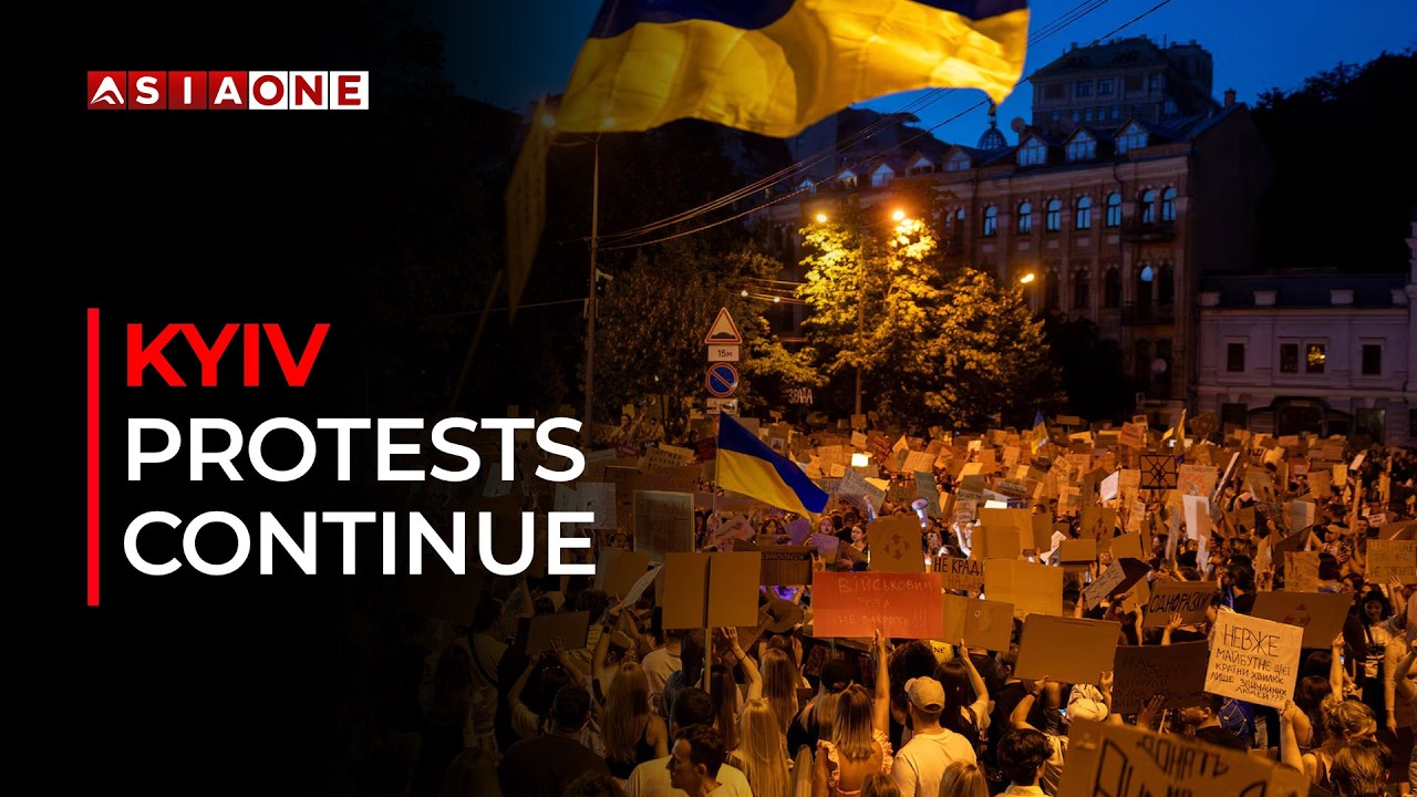 Large Crowds Rally in Kyiv Over Ukraine's Defence Leadership Changes | Asia One News
