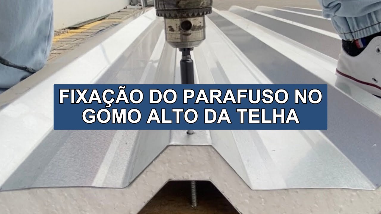 FIXAÇÃO DO PARAFUSO NO GOMO ALTO DA TELHA TERMOACÚSTICA SANDUÍCHE