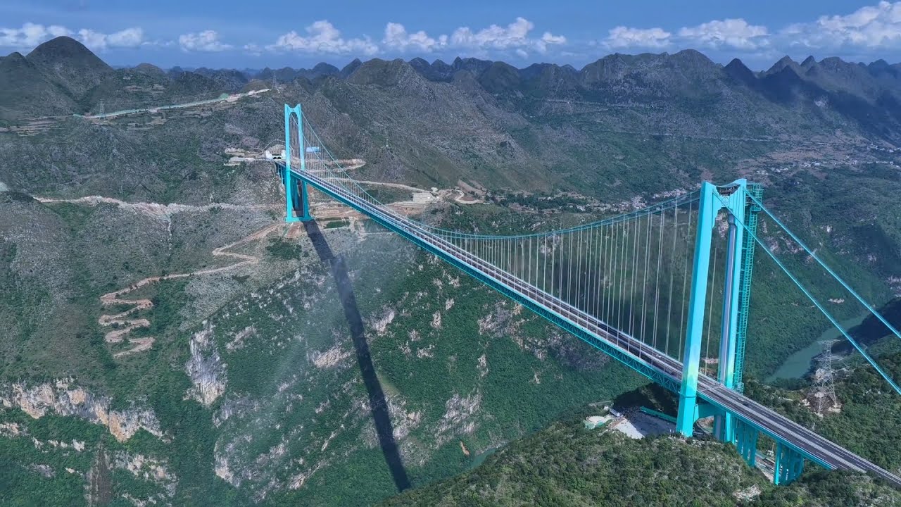 China achievesanother feat:buildingtheworld's tallest bridge,standing at 625meters中国再创奇迹625米架起世界第一高桥