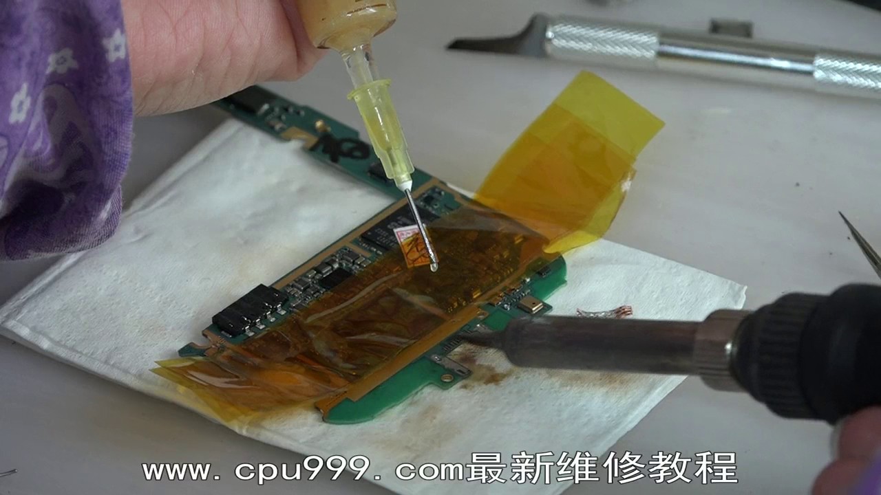 10 动手更换手机主板上的尾插接口修复故障的维修实例2