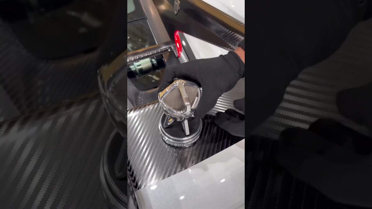 The #Koenigsegg #Jesko comes with this high quality key case with the Carbon Fiber cover😳 #Hollmann