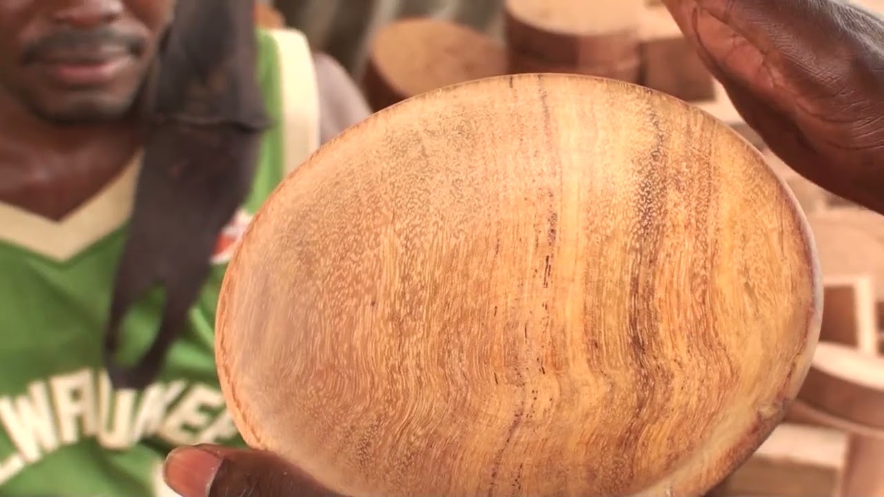 Jacques A. sp&eacute;cialiste dans la fabrication  des ustensiles de cuisine en bois au b&eacute;nin