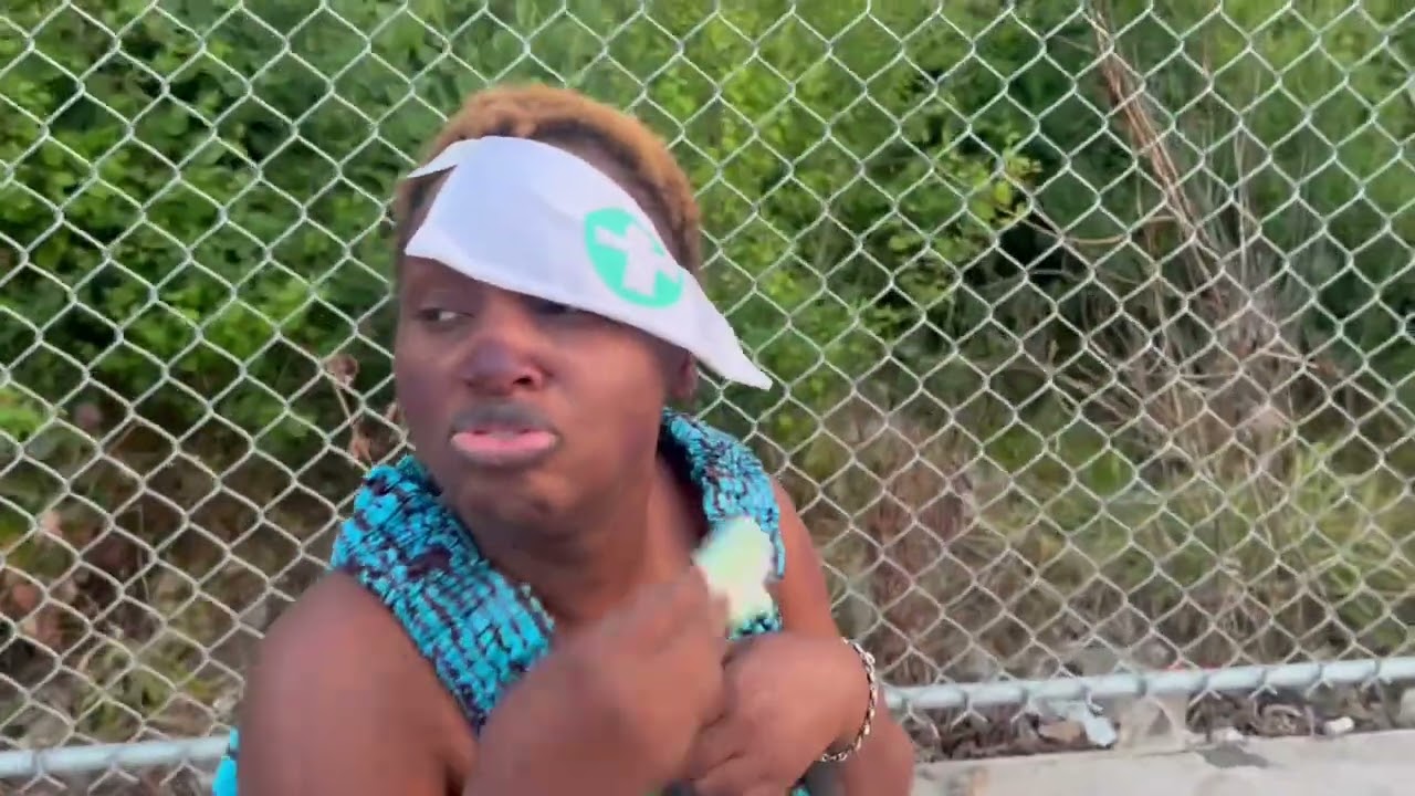 Elle casse les œufs