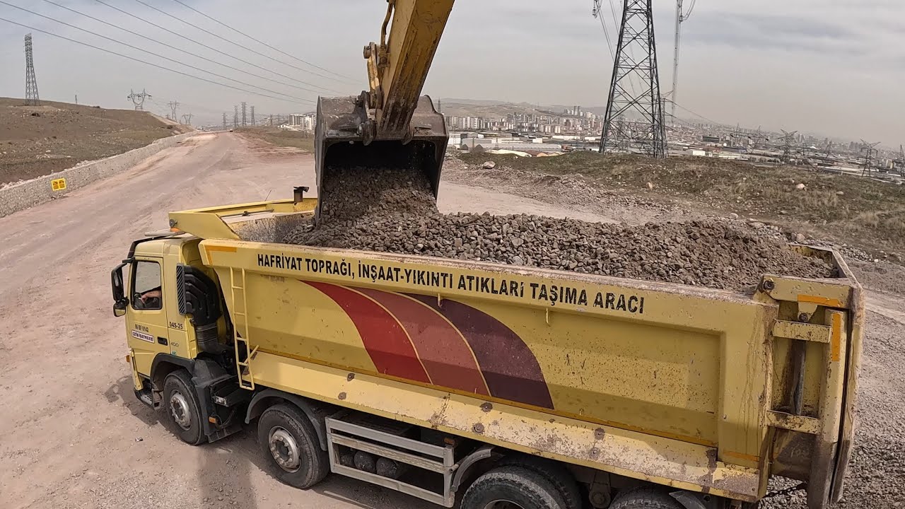Sumitomo Excavator I am loading crushed stone material