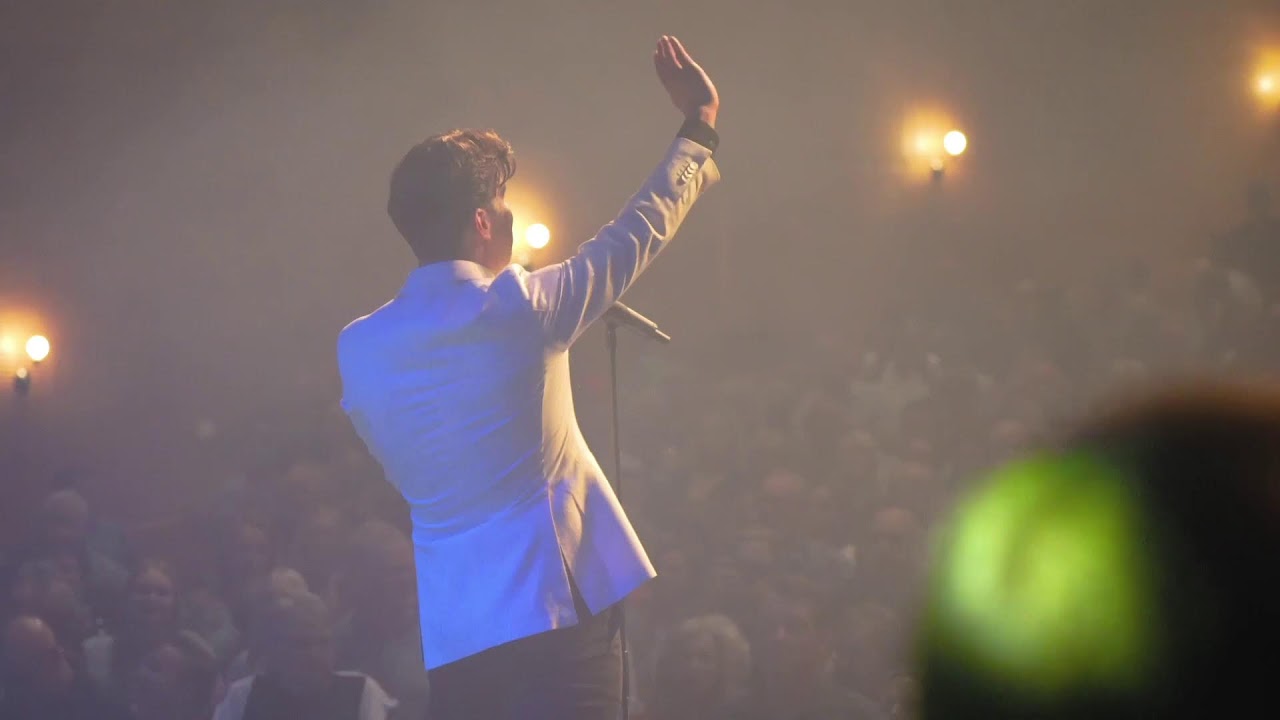 Watch Remembering Elvis - Léon Live On stage (11 live songs) to remember Elvis Presley