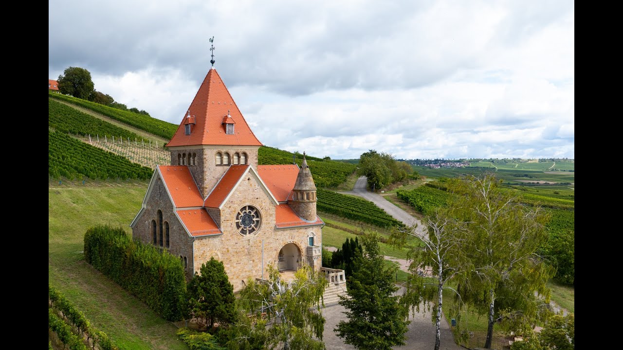 Drohnenflug &uuml;ber die Kreuzkapelle Gau-Bickelheim | Atemberaubende Luftaufnahmen 🚁🌄