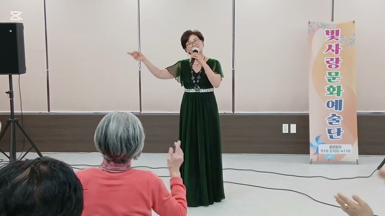 #개나리처녀최숙자#가수국윤자 한마음 실버케어센타 봉사중한컷 빛사랑문화예술단   👍 👍 👍 잘하셨어요 ㅡ최곱니다ㅡ 