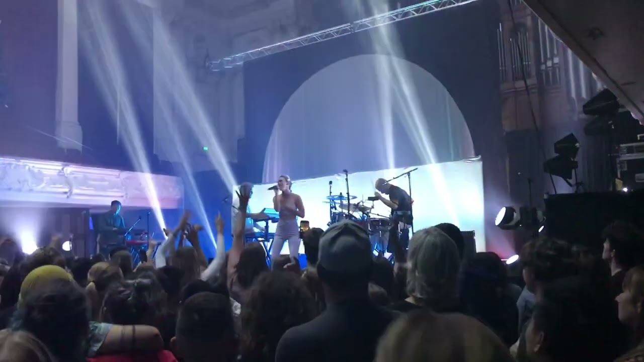 Broods: Free (Live at Auckland's Town Hall)