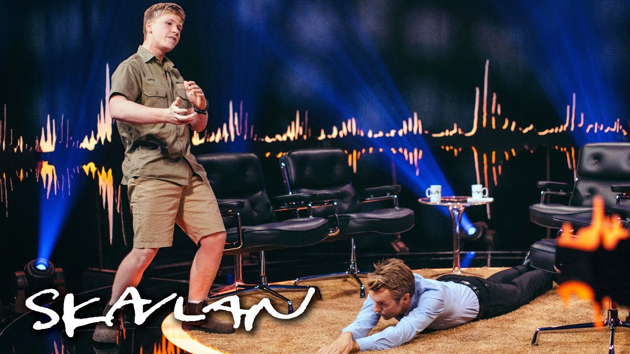 «The Crocodile Hunter»'s son Robert Irwin demonstrates how to catch one | SVT/TV 2/Skavlan