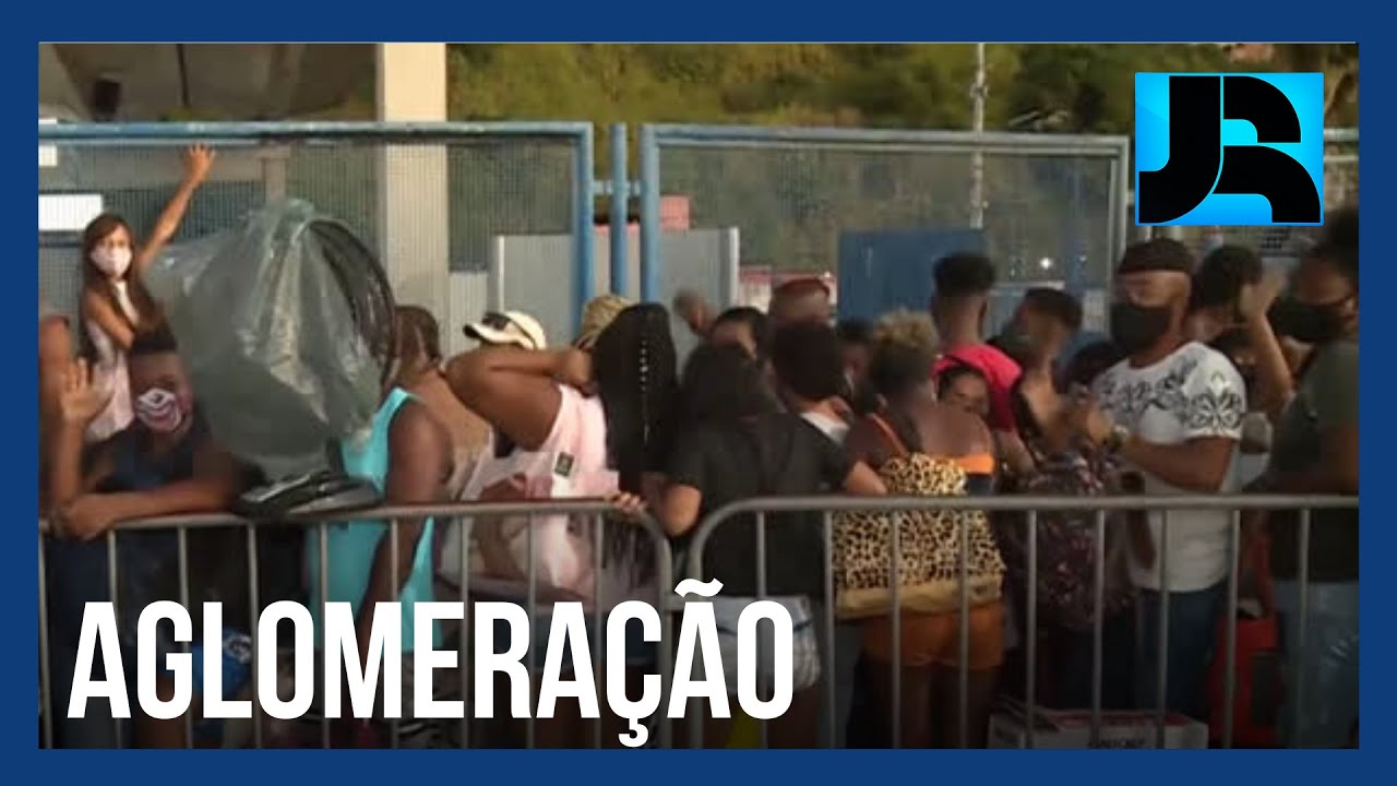 Em Salvador, embarque no ferry boat tem movimento intenso e aglomerações