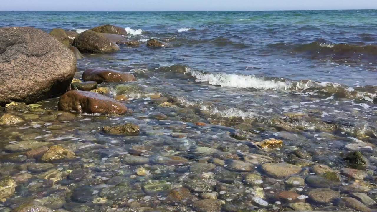 Wasser, Wellen und Steine am Strand von Katharinenhof, Fehmarn