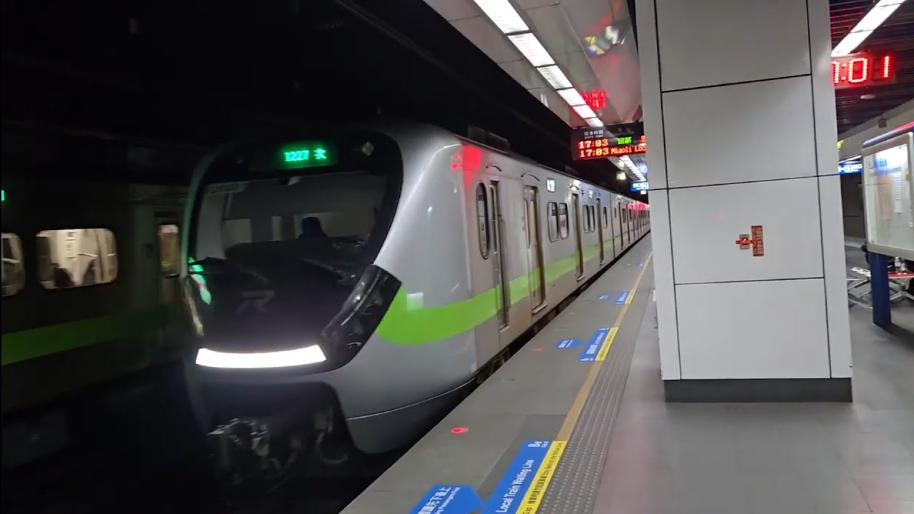 1227次基隆發車經由山線開往苗栗的銀綠色微笑號EMU900型十輛一編組EMU920區間車，和2194次嘉義發車經由山線開往瑞芳的銀綠色微笑號EMU900型十輛一編組EMU943區間車