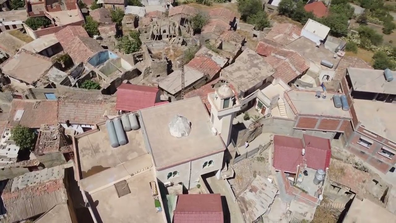 Village Guenzet Ath Abbas (Kabylie) vue de ciel - 4K