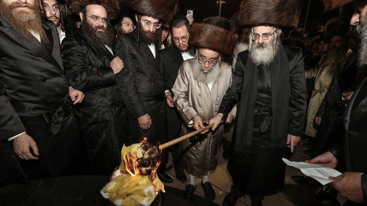 ההדלקה הגדולה של המקובל רבי גמליאל רבינוביץ׳ |  The Lighting Ceremony of Rabbi Gamliel Rabinowitz