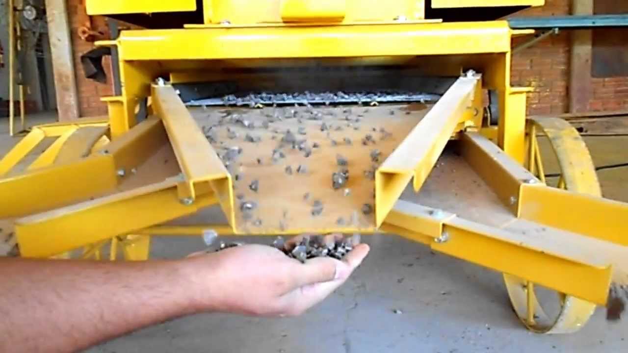 QUEIXADA 400 TRITURANDO PEDRAS - RECICLADOR DE ENTULHOS - RECICLAGEM DE ENTULHOS