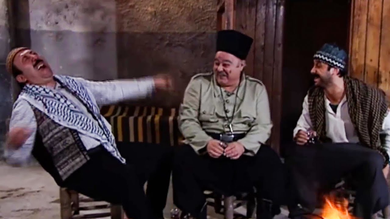 أبو كاعود عم يحكيلو نكتة بو بدر فرط من الضحك و راح لعند فوزية يحكيلا ياها قبل ما ينسى هههه