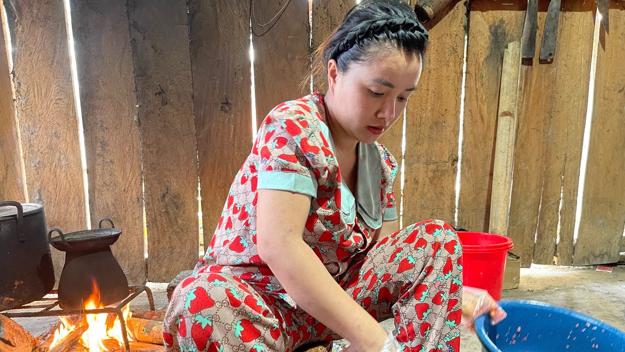 @ video of cooking sticky rice with gac fruit