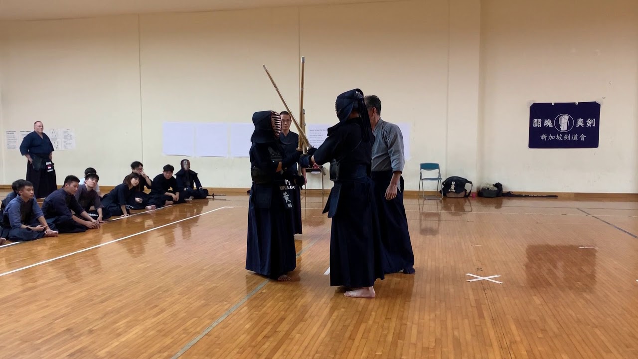 Refereeing a nitoryu player