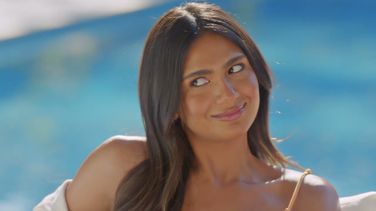 A NEW Covergirl enters The Bond… 👀​