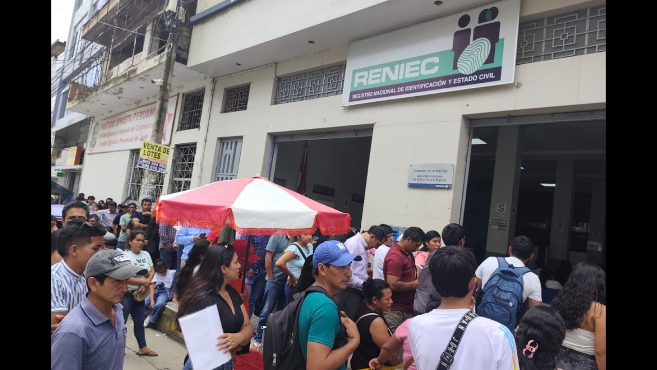 Registran largas colas en la Reniec y aseguran que es porque se fue la luz