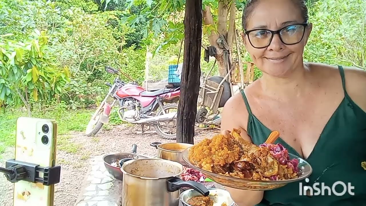 Almoço de hoje frago caipira Baião de feijão verde maionese macarrão 