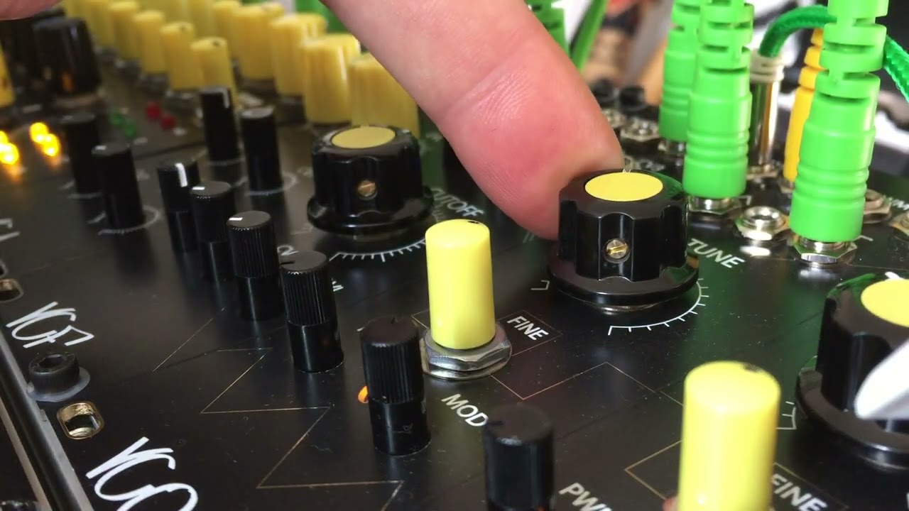 3340 VCO Voltage Controlled Oscillator Eurorack NoisyFruitsLab