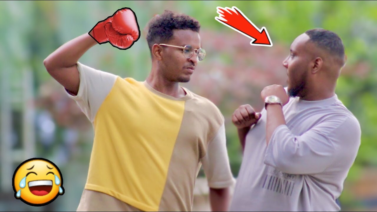 Waxaan Isaga Dhigay Qof Feer Kudhufanaya | Very funny Public prank | fake punch prank |kamera şakası