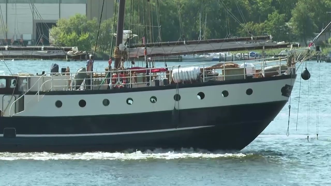 Auf Grund gelaufen – Traditionssegler fährt sich bei Hanse Sail-Einfahrt fest