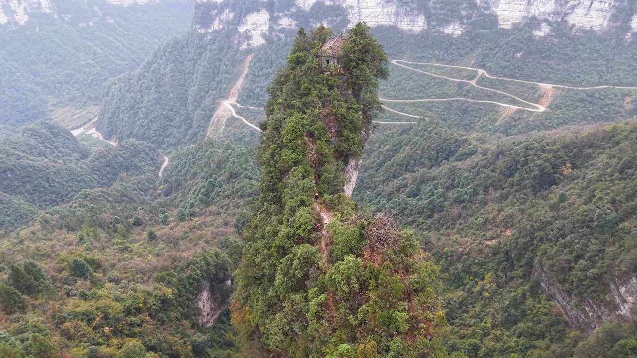 Таинственный дом в глубине гор также посетили воры. Что же скрывалось внутри?