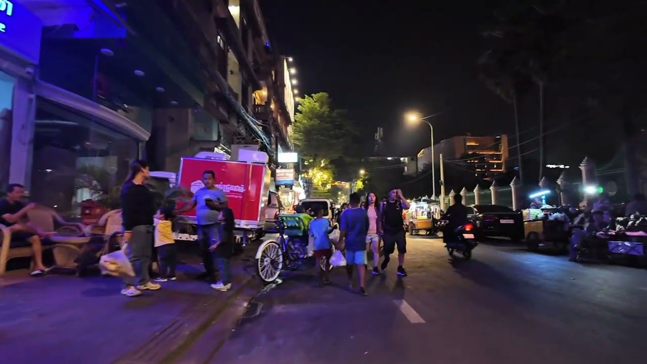 Walking to Royal Palace during weekend nights from Hotel in Phnom Penh