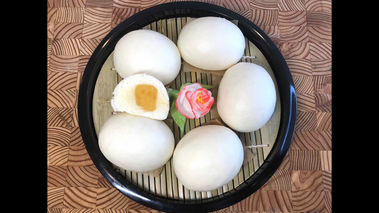 [發面奶皇飽]-傳統的發面制作而成奶皇飽，色澤潔白，有光澤，起發好，綿軟眼幼，有面香味，配上選料上乘，香滑營養，甜潤可口的奶皇餡，完美無瑕。這款備受歡迎奶皇飽除了叉燒飽外亦是在早茶市熱銷品種之一。