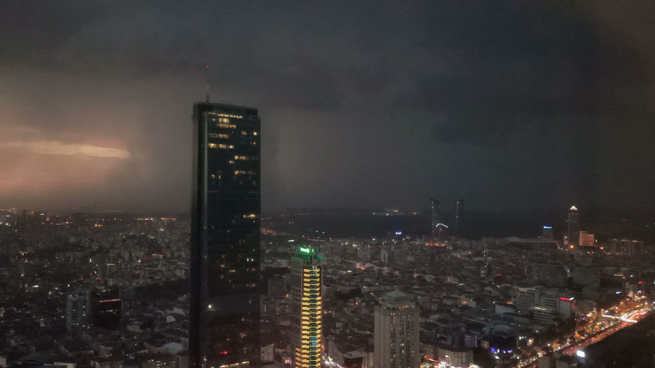 İSTANBUL Yıldırım ve Fırtına.
