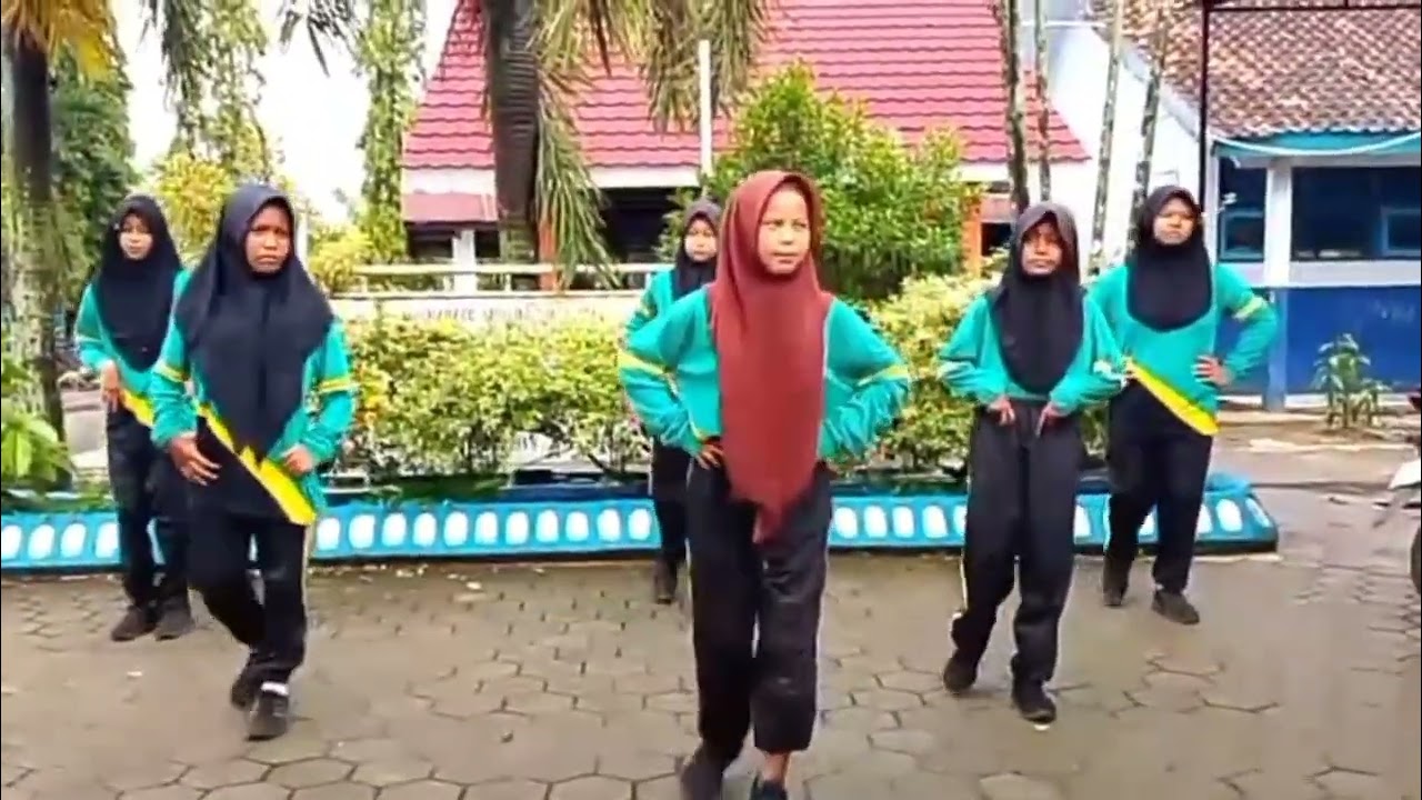 TUGAS PJOK || GERAK LANGKAH SENAM IRAMA || KELAS 7i