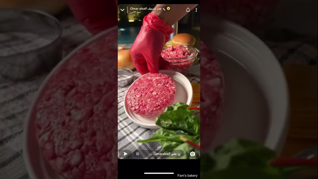 برجر لحم محشي بالجبن مع شرائح البصل المكرمل من سناب عمر السيف