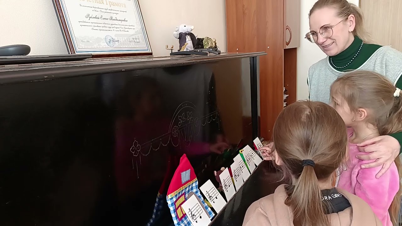 А мы учим ноты. Давно я не рассказывала эту сказку)