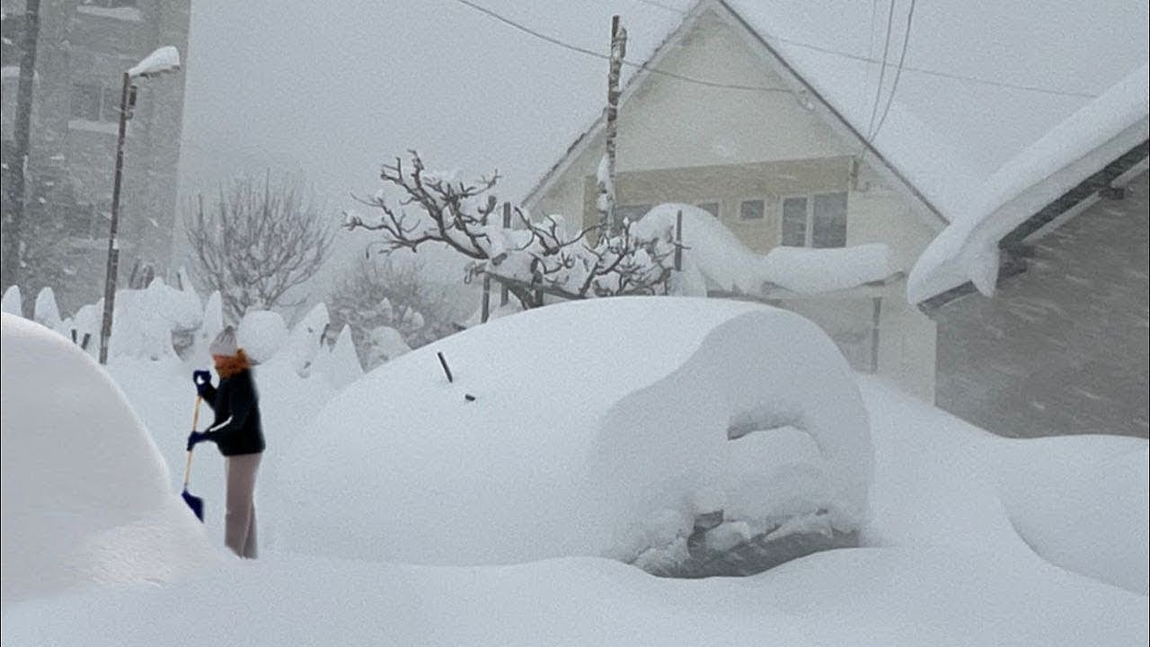 Blizzard Chaos in Japan Today! Extreme 135 Cm Snow Storm Burying Homes in Hokkaido