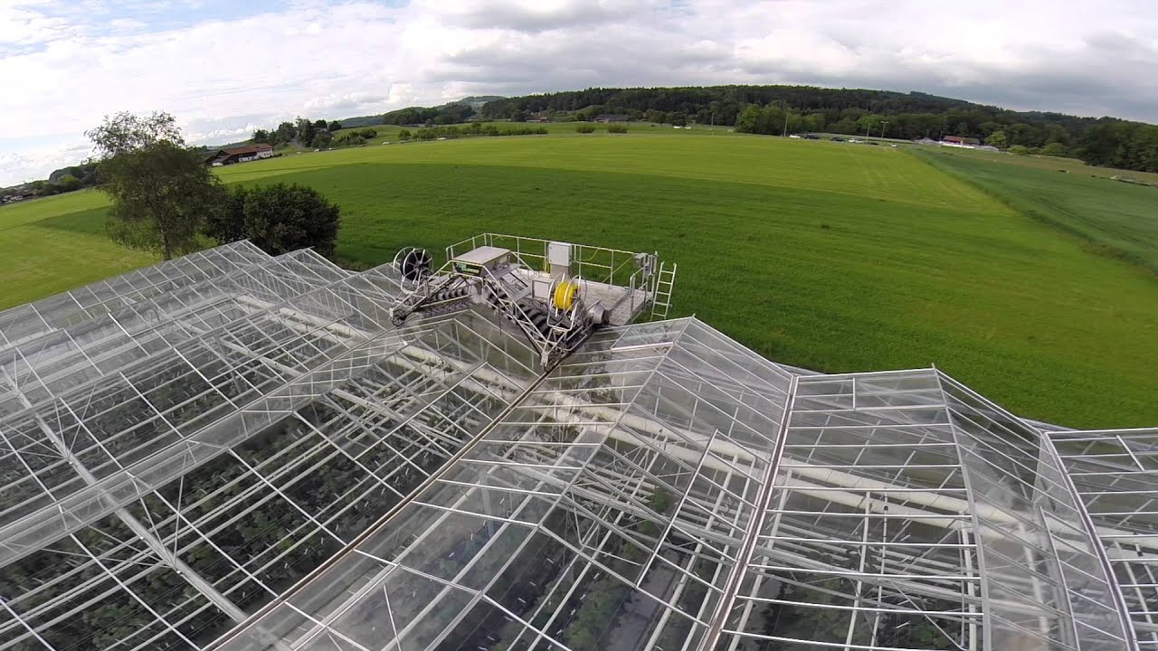 Greenhouse roof cleaner for Venlo greenhouses