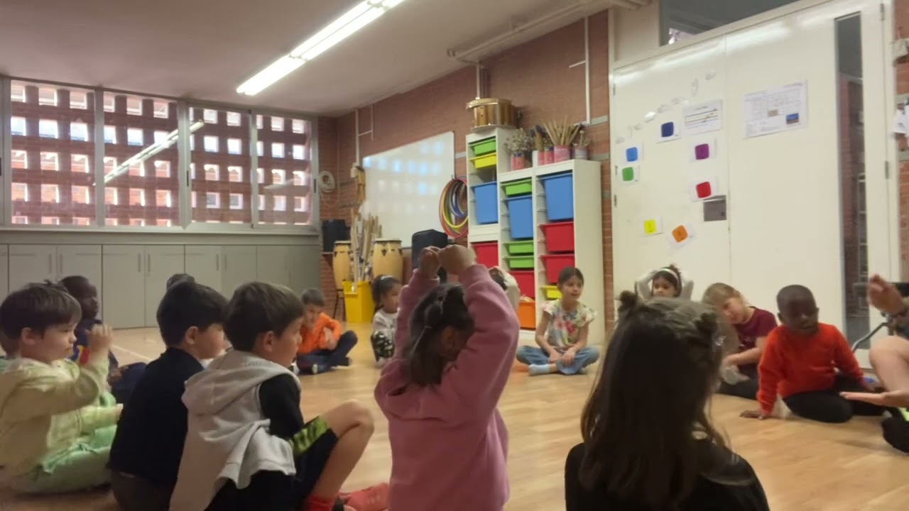 Jugant amb la plata d’enciam infantil blau