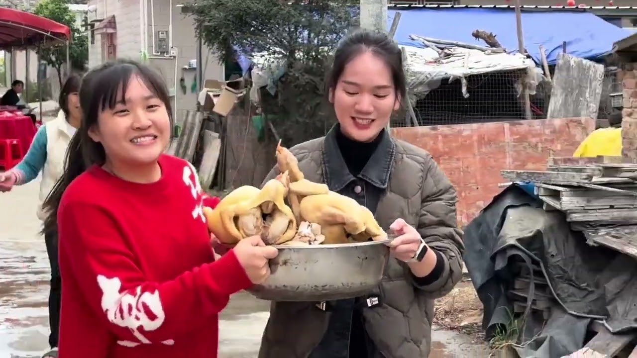 学长的堂姐明天要出嫁了，结婚前一天晚上娘家摆酒席，一大家子人齐心协力从早上忙活到了晚上，做出来了12桌海鲜大餐，每桌16道菜龙虾鲍鱼都有#小芬旅记