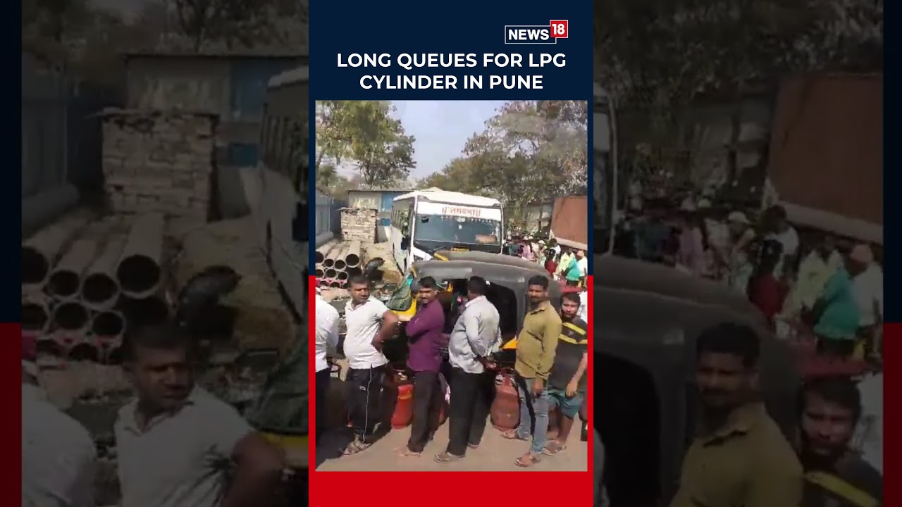 Long Queues for LPG Cylinders Outside Gas Agency in Chakan, Pune | Oil Crisis In India | N18S