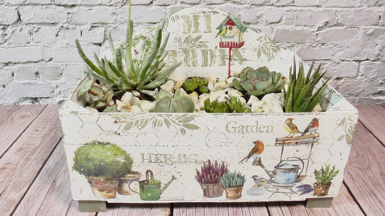 IDEA JARDINERA RECICLANDO UNA CAJA DE FRESAS / DECOUPAGE Y ESTARCIDO