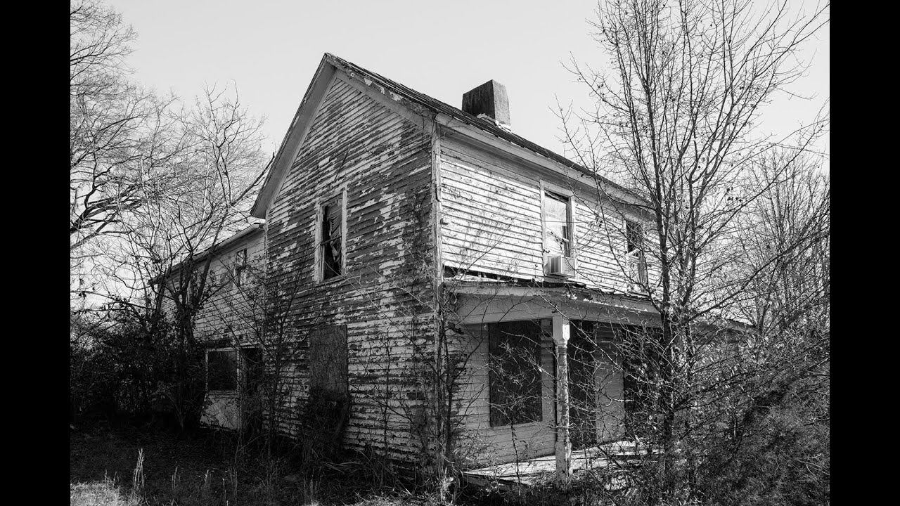 POV Walking Around a Small Town: Abandoned House, Old Hotels, and Inside a Historic Train Car