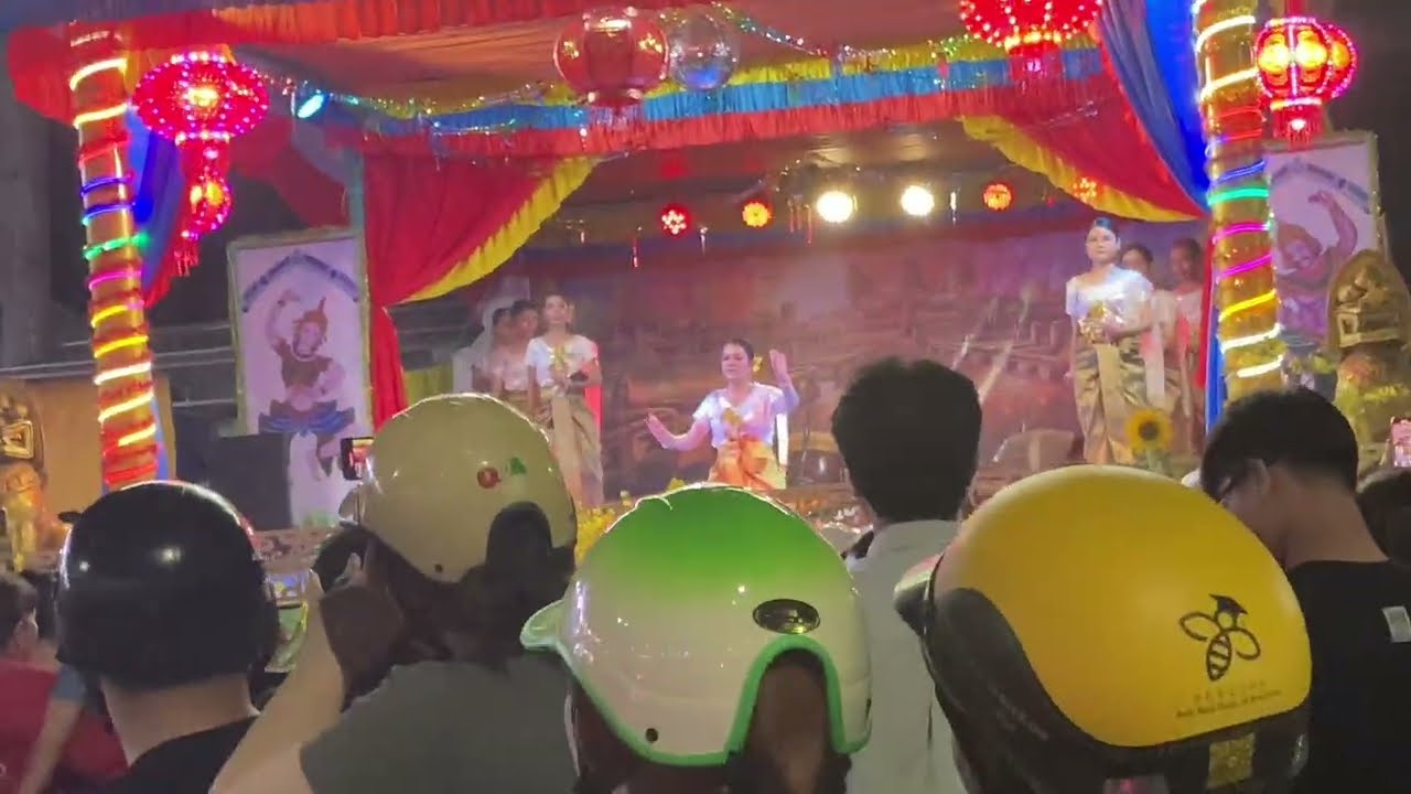 Chùa Toà Thánh Tây Ninh “ điệu múa Khmer”