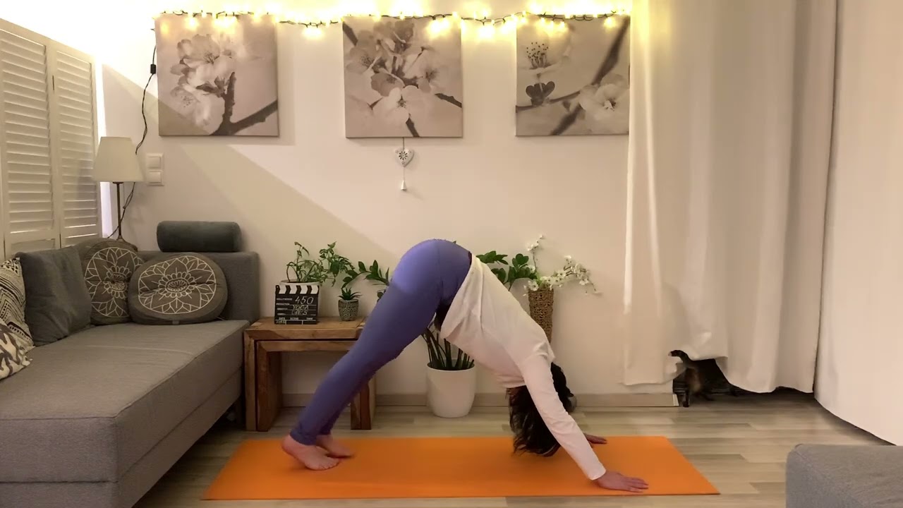 Yoga 🧘🏻 gentle yoga, breathing, stretching after skiing day 