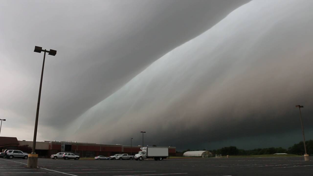 Severe thunderstorm shelf cloud approaching Jacksonville, Illinois July 7, 2016