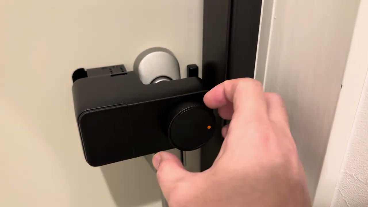 SwitchBot ロックProを手動で施錠する様子です。