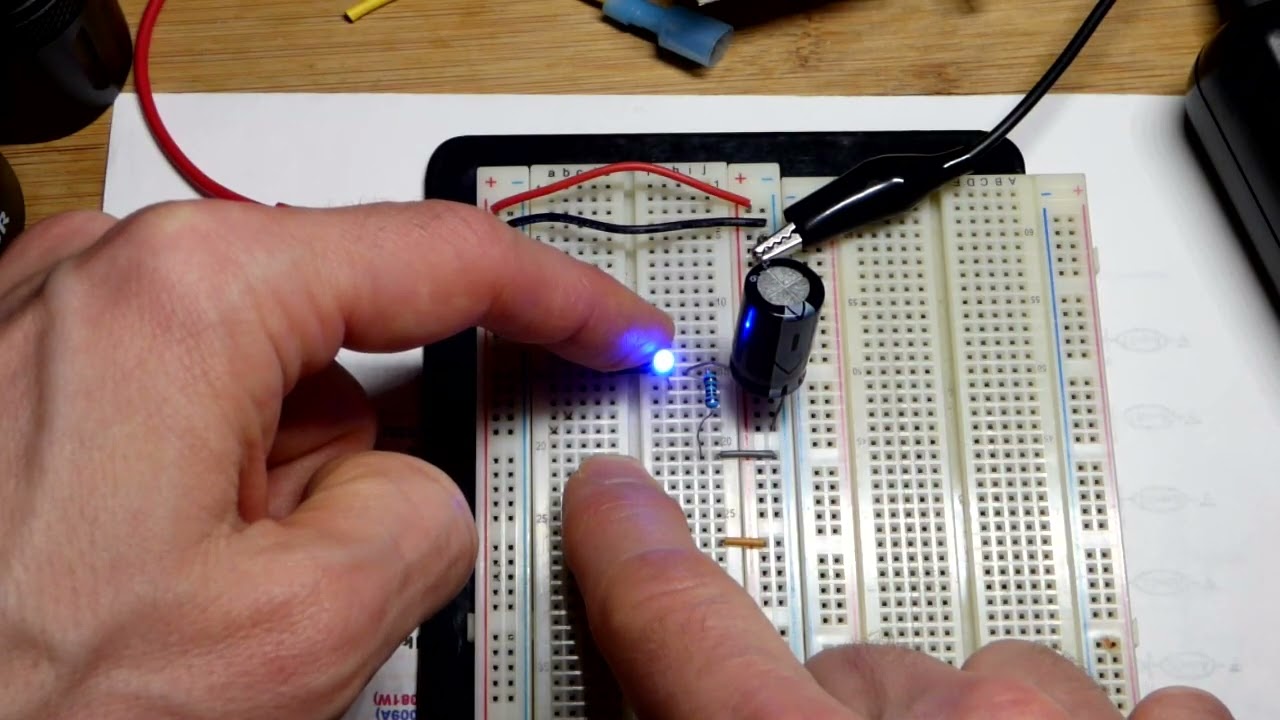 Capacitor Introduction 1000 uF MicroFarad 5 Volts Blue LED 1000 Ohms
