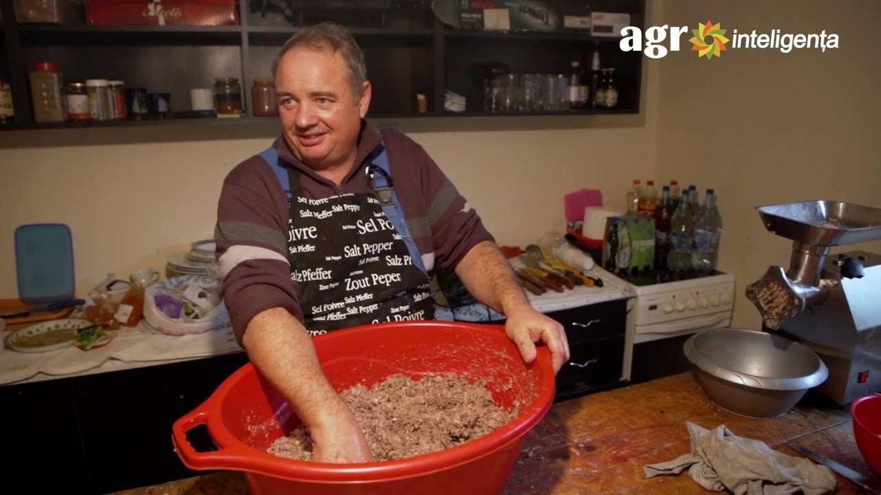 Tăierea porcului în gospodăria lui Viorel Doca