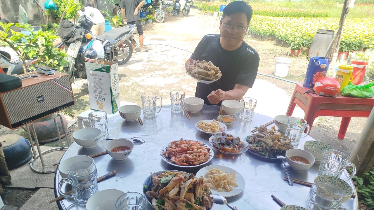 Giá đình Văn sơn cúng vườn 